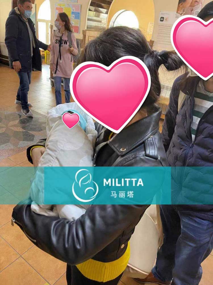 接宝宝出院,代妈签放弃抚养权协议