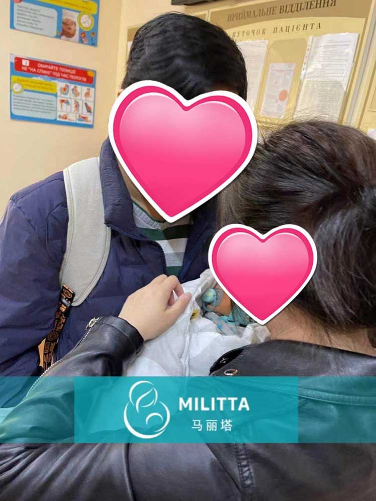 接宝宝出院,代妈签放弃抚养权协议