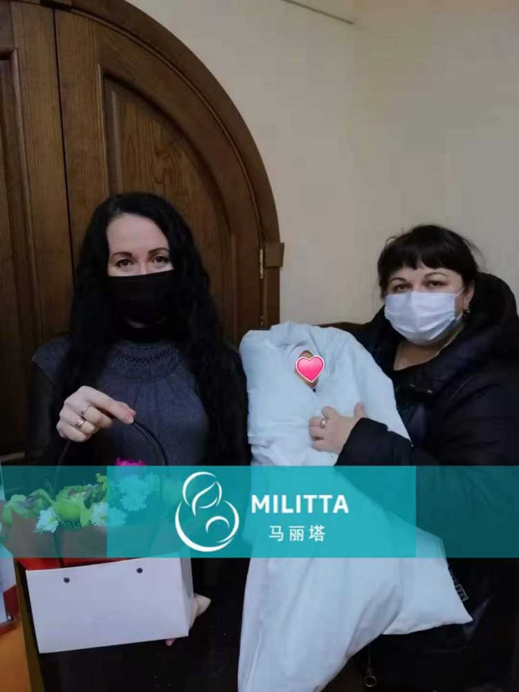 接宝宝出院,代妈签放弃抚养权协议