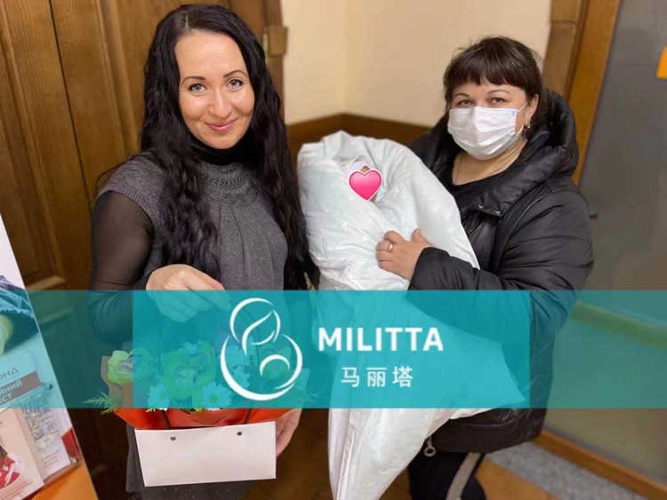 接宝宝出院,代妈签放弃抚养权协议