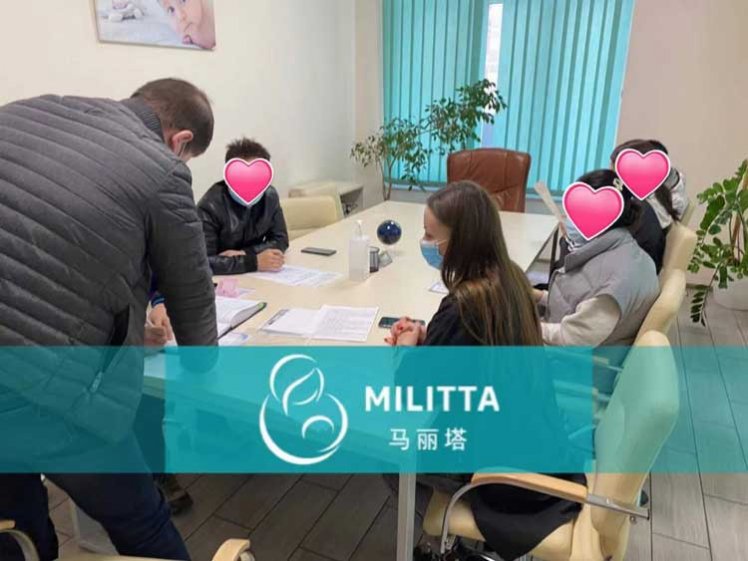 四对夫妻聚在马丽塔办公室,签下试管助孕委托书
