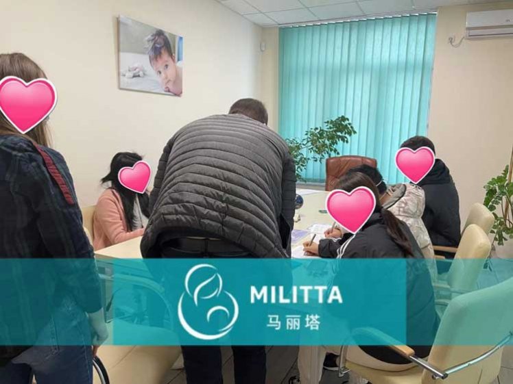 三对为求子远道而来的中国夫妇签订试管相关合同或委托书