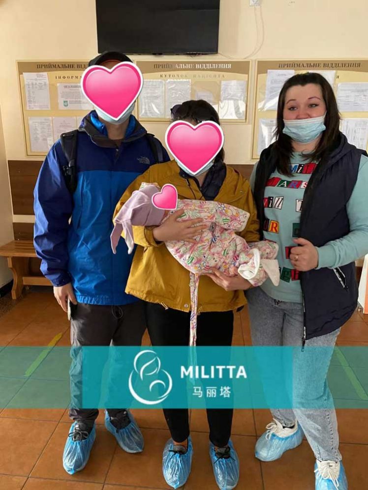 两对夫妻接试管宝宝出院,其中一对夫妇抱到孩子后喜极而泣