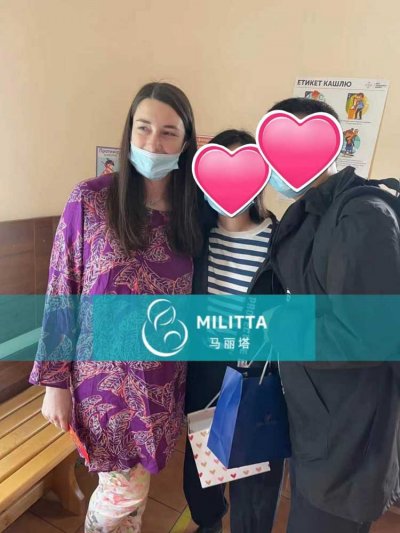 两个家庭到妇产医院接试管宝宝,出院场景甚是感人