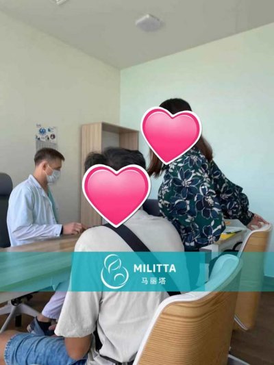 两对夫妇在丽塔医院面见医生,做检查