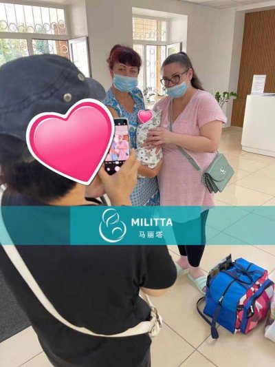 两个家庭的试管宝宝出院,其中一个宝宝的父母暂时还没能到乌克兰