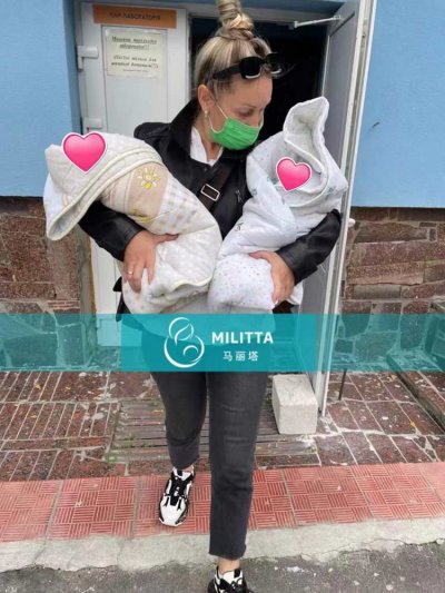 育儿师先接双胎宝宝出妇产院代为照顾,一手一个