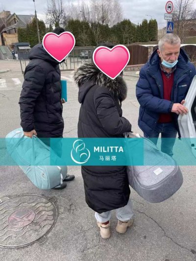 Y夫妇一家四口去领事馆办理孩子旅行证,资料已提交