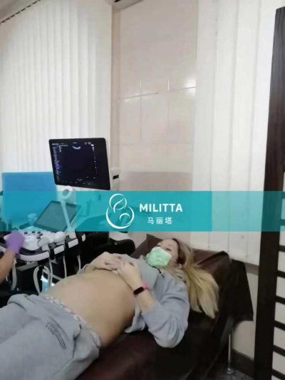 胎宝宝们不配合,俩位乌克兰孕妇不容易的B超检查