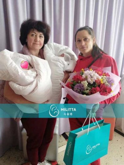 接一对双胎宝宝出妇产院,给试管妈妈献上鲜花跟礼物