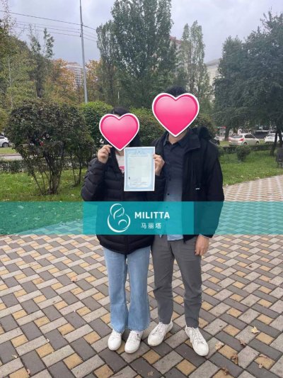 一对夫妇在乌克兰顺利办好试管宝宝的出生证