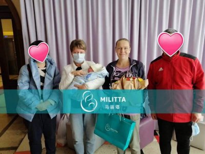 Y夫妇接宝宝出院同时为试管妈妈为送上鲜花和准备的红包