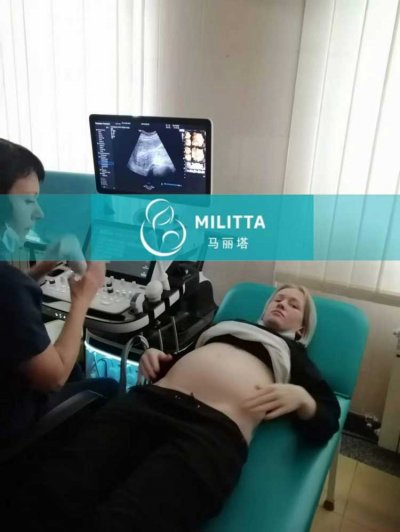 两位孕妈来妇产医院做四维彩超检查,孕妈们的气色都很好