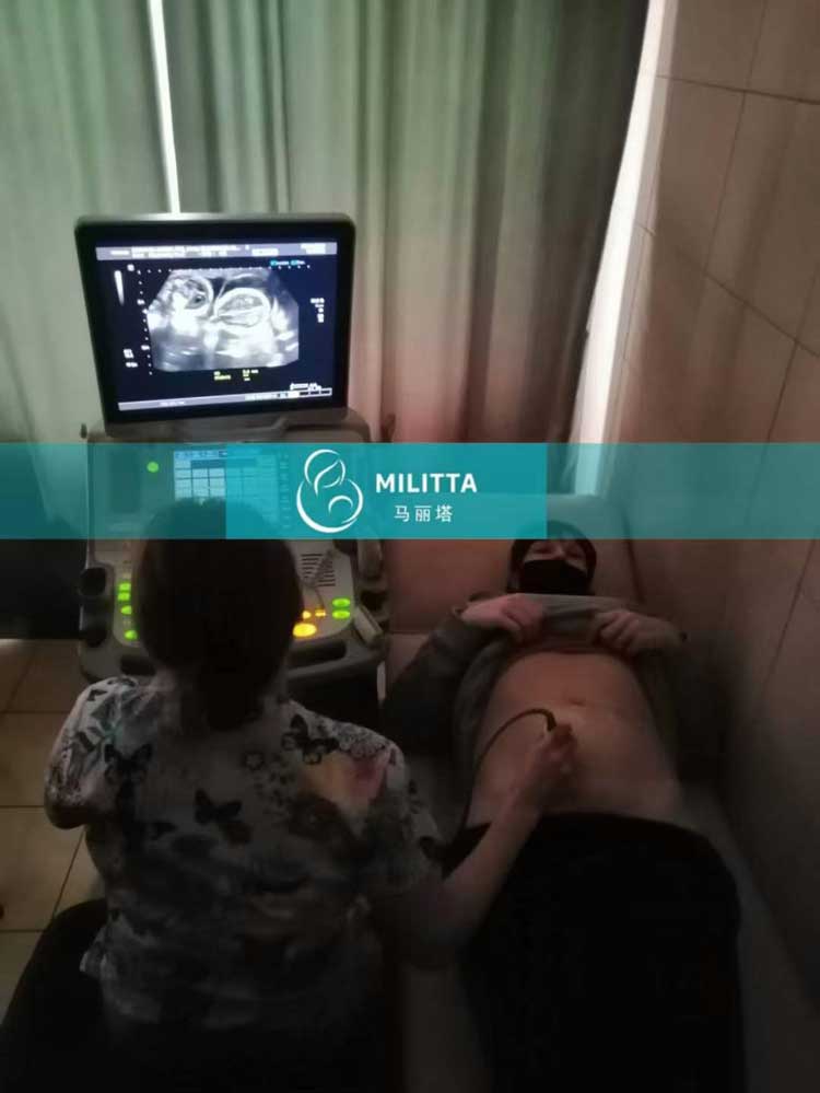 乌克兰试管孕妈B超检查