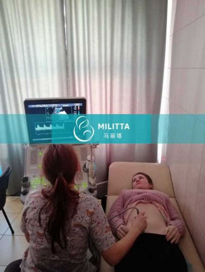 年轻的乌克兰试管妈妈做B超检查，看见小宝宝的身体形状