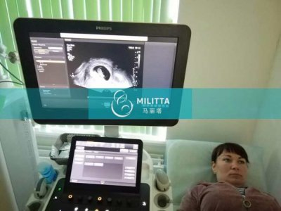 两位乌克兰试管妈妈来做第二次B超检查,一位怀有双胞胎