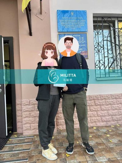 两位来乌克兰接娃回国的夫妇到登记处办理出生证,当天就拿证
