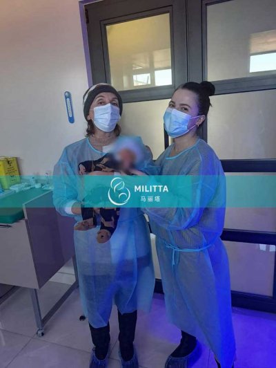 L夫妇的格鲁吉亚宝宝通过妇产医院检查后，育儿师帮接出院