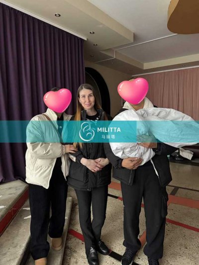 Y夫妻到乌克兰妇产医院接他们的小公主出院