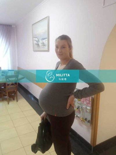 乌克兰四位爱心妈妈来妇产医院验血做产检，妈妈们都很显怀