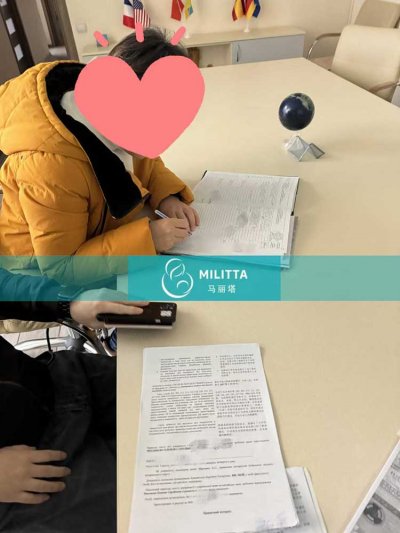 两对在乌克兰试管助孕夫妇来基辅办公室签署委托书