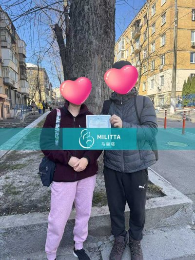 乌克兰丽塔医院助孕的加拿大夫妇拿到试管宝宝出生证