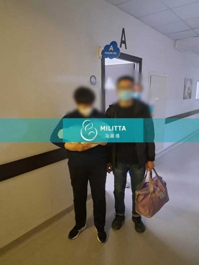 一对在格鲁吉亚试管助孕夫妇到妇产医院接娃