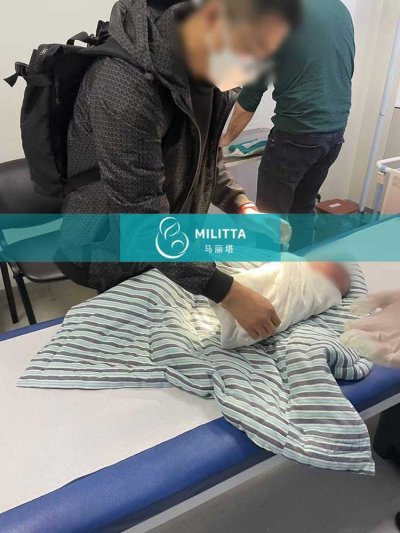 单身男士到格鲁吉亚妇产医院接试管宝宝出院