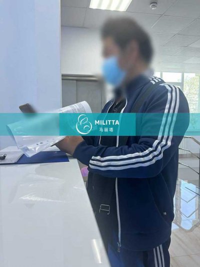 四位到格鲁吉亚试管助孕的男士在医院签医疗协议