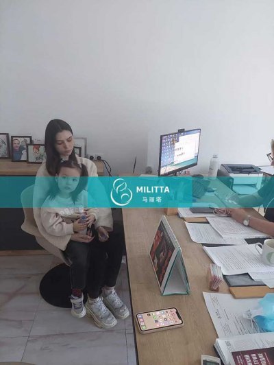 年轻的试管妈妈带着孩子在格鲁吉亚Silk医院检查调理身体
