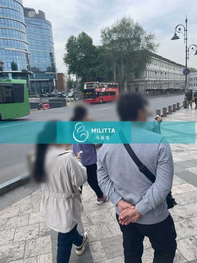 两对到格鲁吉亚助孕的客户和家人游览第比利斯