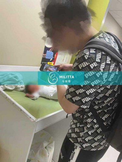 到格鲁吉亚试管DY的两个家庭到医院接他们的新生儿宝宝出院