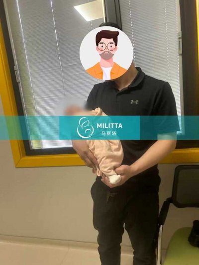 山东G先生在格鲁吉亚助孕生下的试管宝宝去看儿科医生检查身体