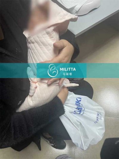 格鲁吉亚助孕生子的夫妇带她们的试管宝宝来医院做健康检查