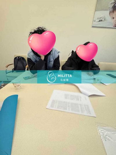 乌克兰自卵试管助孕夫妇签署合同后到丽塔医院体检，取精冷冻