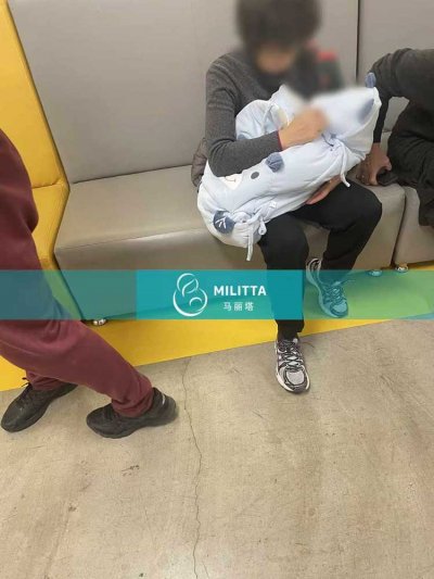 在格鲁吉亚助孕的Y先生和家人去妇产医院接试管宝宝出院