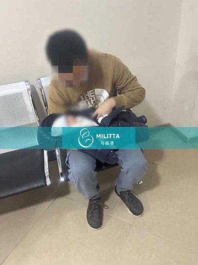 郑夫妇到格鲁吉亚接娃回国前带他的宝宝到医院做身体检查