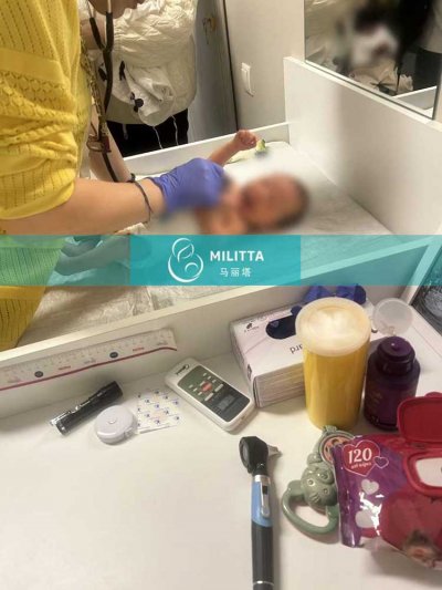 三个格鲁吉亚试管生娃的家庭带她们新生儿宝宝去医院检查身体