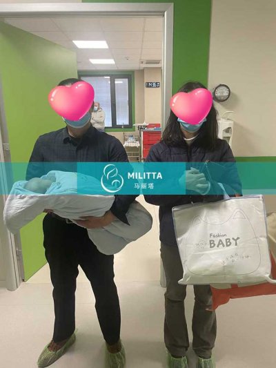 两对在格鲁吉亚助孕的夫妇到妇产医院接新生儿宝宝出院