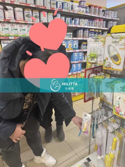 两对到乌克兰接试管宝宝回国的夫妇在基辅的母婴店购买婴儿用品