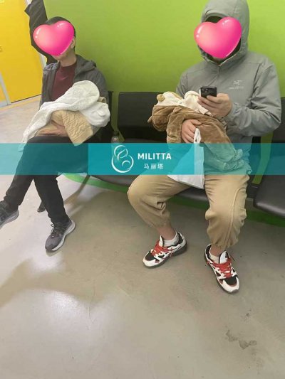 在格鲁吉亚接娃这家人到妇产医院接试管宝宝出院