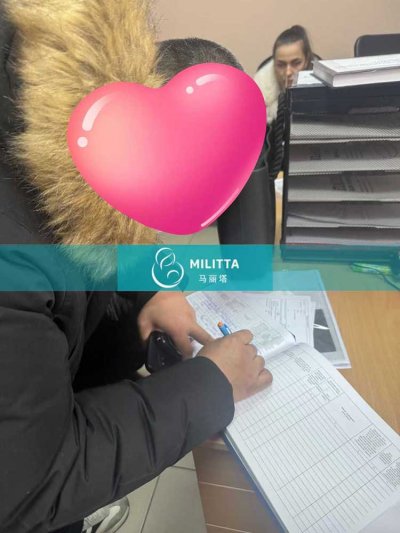 乌克兰助孕的夫妇到基辅登记处办理试管宝宝的出生证