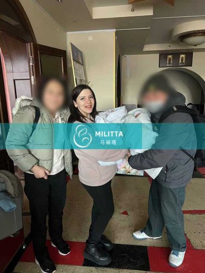 乌克兰接娃的这对夫妇到妇产医院接试管宝宝出院