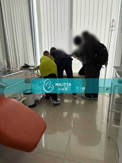 乌克兰助孕的张夫妻带着她们新生儿试管宝宝到医院做亲子鉴定