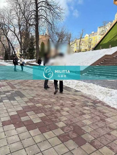 乌克兰试管的夫妇游览了基辅，欣赏了雪景