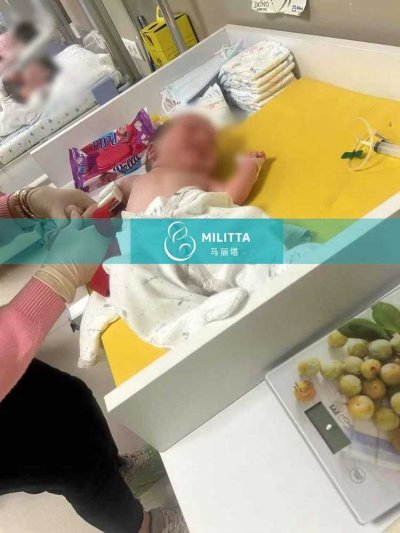 三个到格鲁吉亚助孕生娃家庭带她们的试管宝宝去医院做亲子检查