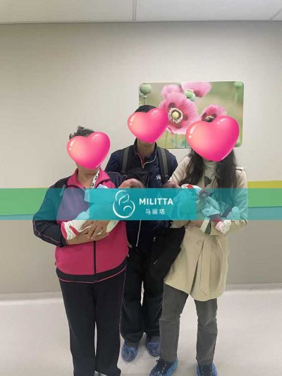 在格鲁吉亚助孕的杨先生家庭到妇产医院接试管双胞胎宝宝出院