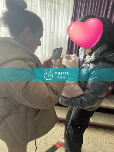 一对乌克兰客户到妇产医院接宝宝出院当面感谢试管妈妈