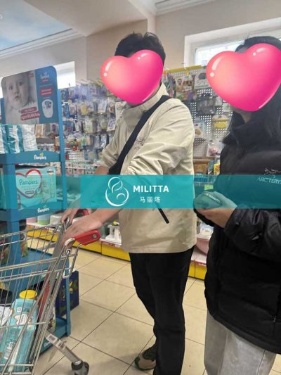 李夫妇到乌克兰接试管宝宝回国前购买宝宝的生活用品