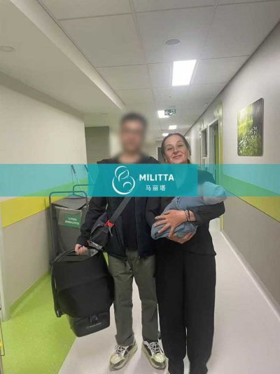 到格鲁吉亚助孕生娃的两个家庭来妇产医院接试